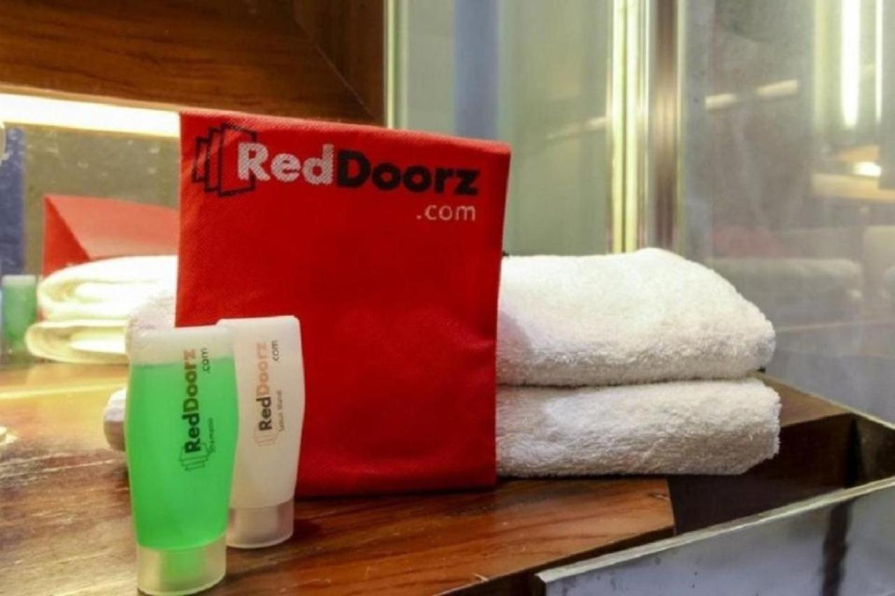 Reddoorz Near Ramai Mall Malioboro Джокьякарта Экстерьер фото